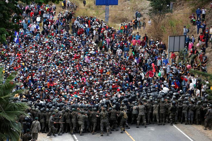 Lực lượng an ninh Guatemala ngăn đoàn di dân đang cố vào lãnh thổ Guatemala, tại Vado Hondo, Guatemala, ngày 17/1. Ảnh: Reuters.