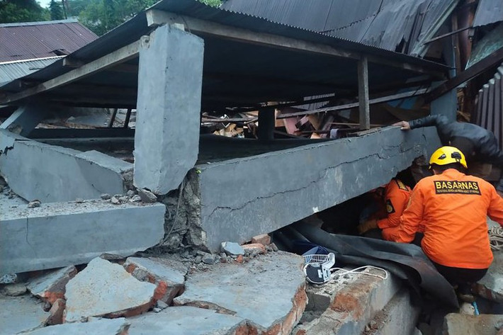 Tâm chấn của trận động đất ở Indonesia vừa qua nằm ở độ sâu 10 km, cách thành phố Majene khoảng 6 km về phía đông bắc. Ảnh: Basarnas.