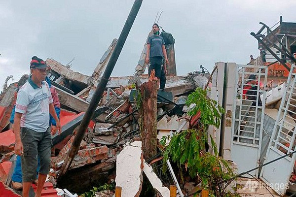 Vào giữa tháng 1/2021, trận động đất mạnh 6,2 độ Richter đã làm rung chuyển đảo Sulawesi (Indonesia), khiến hàng trăm người thương vong. Ảnh: AP.