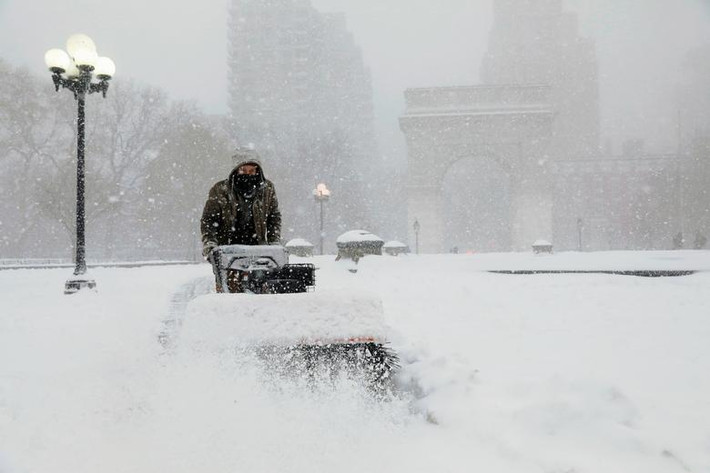 Người đàn ông dọn tuyết ở New York, hôm 1/2.