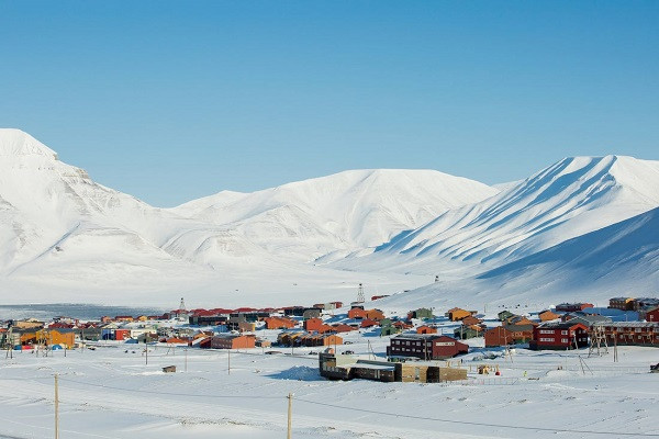 Quần đảo Svalbard chìm trong bóng tối tới 4 tháng mỗi năm và 4 tháng khác lại không có đêm.