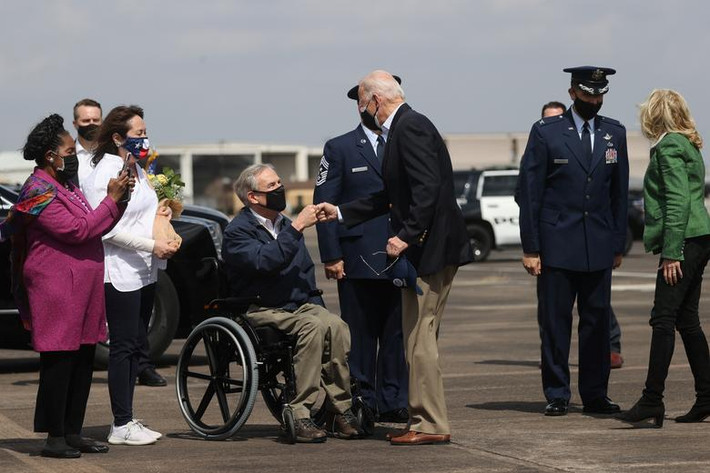 Trước đó, vào ngày 20/2, Tổng thống Biden đã phê duyệt tuyên bố tình trạng thảm họa nghiêm trọng tại bang Texas - nơi đang trải qua tình trạng thiếu điện, nước trên diện rộng giữa mùa đông lạnh giá.