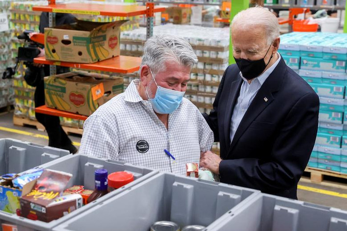 Ông Biden thăm hỏi một người dân khi tới thăm Ngân hàng Thực phẩm Houston hôm 26/2.