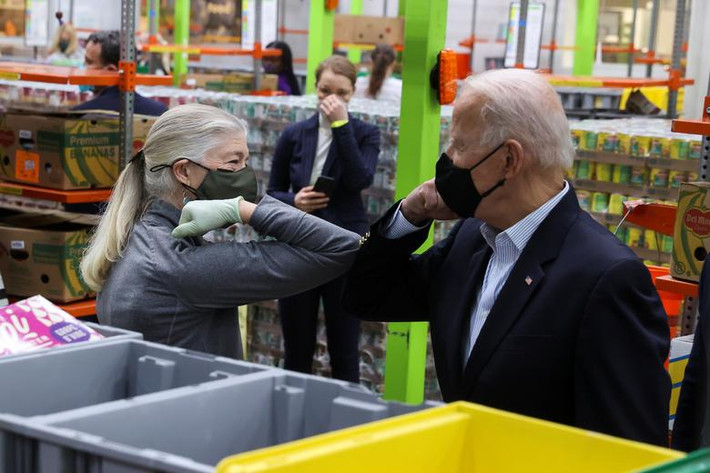 Tổng thống Biden luôn đeo khẩu trang khi thị sát các địa điểm ở Texas.