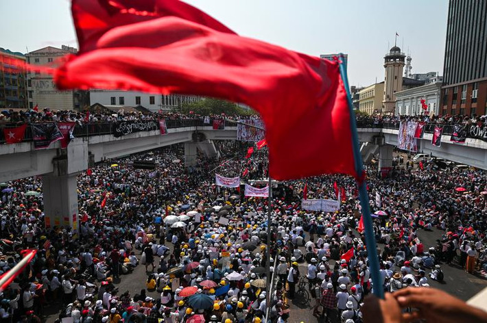 Những ngày qua, Ngoại trưởng của một số nước thành viên Hiệp Hội các quốc gia Đông Nam Á (ASEAN) đã đề xuất triệu tập một cuộc họp không chính thức cấp Ngoại trưởng của khối để thảo luận về Myanmar. Ảnh: Đông đảo người biểu tình phản đối cuộc đảo chính tập trung tại Yangon, Myanmar, ngày 22/2.