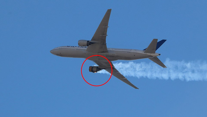 Khi đó, chiếc máy bay Boeing 777 của hãng United Airlines chở 241 người đang trên hành trình từ Denver, bang Colorado, tới Honolulu, Hawaii (Mỹ) thì xảy ra sự cố.