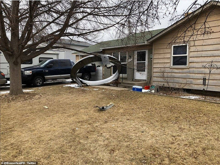 Được biết, một số mảnh vỡ máy bay đã rơi xuống khu dân cư ở ngoại ô Denver.