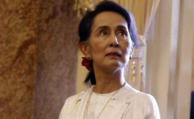 Năm 1988, bà trở về Yangon để chăm sóc mẹ. Khi đó, đất nước Myanmar đang bị chia rẽ trong một cuộc chiến giữa bên chính quyền quân sự và giới sinh viên, tri thức đấu tranh đòi dân chủ. Bà San Suu Kyi quyết định ở lại đất nước Myamar để tham gia đấu tranh vì dân chủ cho người dân. Ảnh: NDTV.