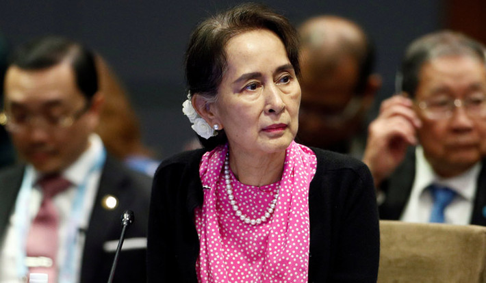 Tháng 4/2016, Tổng thống Myanmar ký sắc lệnh ban hành luật trao cho bà Aung San Suu Kyi chức Cố vấn nhà nước. Được biết, Hiến pháp Myanmar ngăn bà Suu Kyi trở thành Tổng thống bởi bà có chồng, con mang quốc tịch nước ngoài, nhưng với chức vụ Cố vấn Nhà nước, bà Aung San Suu Kyi vẫn được coi là nhà lãnh đạo của Myanmar. Ảnh: Reuters.