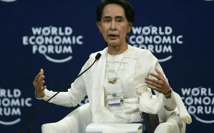 Trong khoảng thời gian từ năm 1989 đến 2010, bà Suu Kyi đã trải qua gần 15 năm bị giam giữ, quản thúc tại gia. Ảnh: France24.