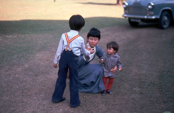 Trong khoảng thời gian 15 năm từ 1973-1988, bà Aung San Suu Kyi ở nhà chăm lo cho gia đình nhỏ. Ảnh chụp bà Aung San và hai con tại Grantown-on-Spey, Scotland, năm 1980. Ảnh: The Guardian.
