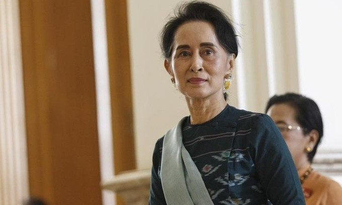 Vào năm 2012, hai năm sau khi được bãi bỏ quản thúc tại gia, bà Aung San Suu Kyi được bầu vào Hạ viện Myanmar. Ảnh: Reuters.