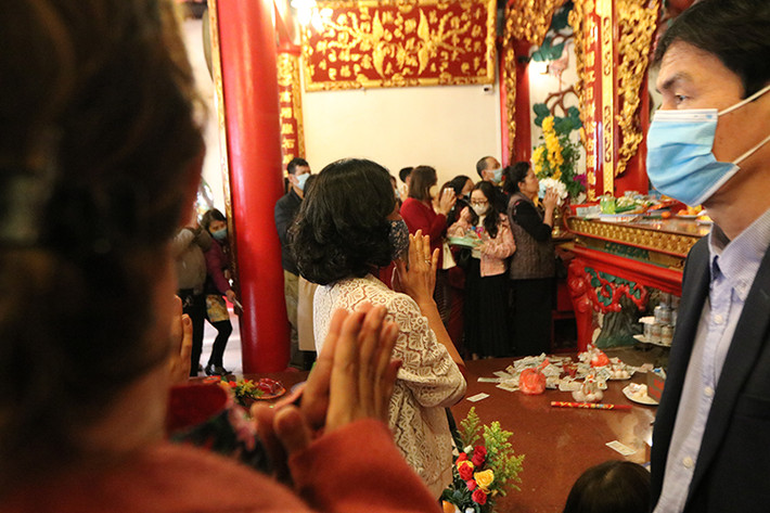 Trước tình trạng hàng nghìn người dân đến lễ tại Phủ Tây Hồ trong bối cảnh dịch bệnh COVID-19 diễn biến phức tạp, Ban quản lý Phủ Tây Hồ đã tạm thời đóng cửa. Theo ông Trương Tiến Hồi, Trưởng Tiểu ban quản lý di tích Phủ Tây Hồ, lượng khách đến hành lễ dịp đầu năm mới Tân Sửu vào đầu giờ chiều ngày một đông. Nhận thấy tình hình không an toàn trong công tác phòng chống dịch COVID-19, Ban quản lý di tích quyết định tạm thời đóng cửa di tích đến sáng mùng 2 Tết mới mở cửa trở lại. Trong trường hợp tình trạng này vẫn tiếp diễn thì tiếp tục đóng cửa để phòng chống dịch. Ảnh: Người dân đi lễ đều đeo khẩu trang phòng chống dịch nghiêm túc.