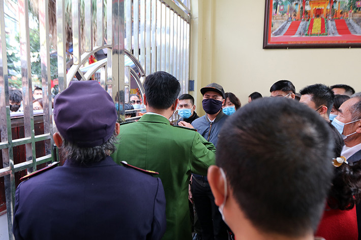 Ông Đỗ Ngọc Long, Phó chủ tịch UBND phường Quảng An cho biết: "Trong ngày 1 Tết Nguyên đán Tân Sửu, UBND phường đã phải tạm đóng cửa 3 lần để giúp giải tỏa bớt lượng người dân đến làm lễ".
