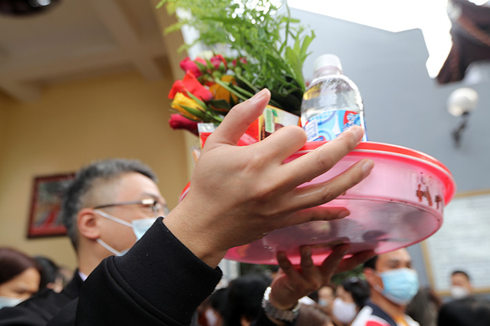 Do đóng cửa Phủ, nhiều người phải đứng bái vọng ở phía ngoài.