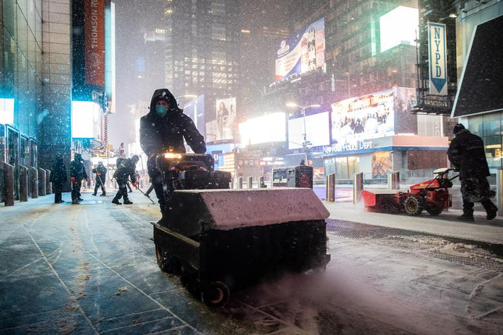 Công nhân dọn tuyết ở khu vực Quảng trường Thời đại, thành phố New York, hôm 31/1.