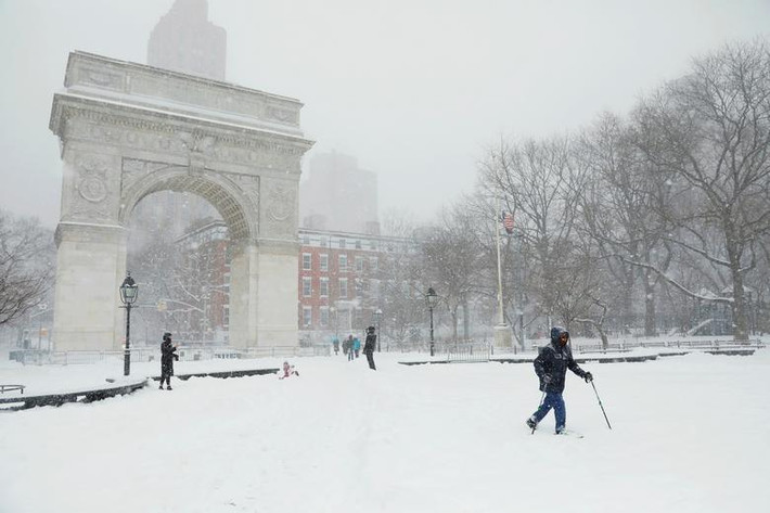 Tuyết rơi dày ở khu vực Công viên Quảng trường Washington, New York, ngày 1/2.