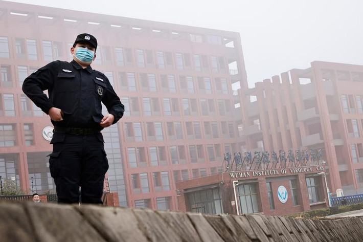 Một nhân viên an ninh đứng gác bên ngoài Viện Virus học Vũ Hán trong chuyến thăm của nhóm chuyến gia WHO hôm 3/2. Được biết, Viện Virus học Vũ Hán đã trở thành trọng tâm của phái đoàn chuyên gia WHO tới Trung Quốc nghiên cứu nguồn gốc virus SARS-CoV-2.