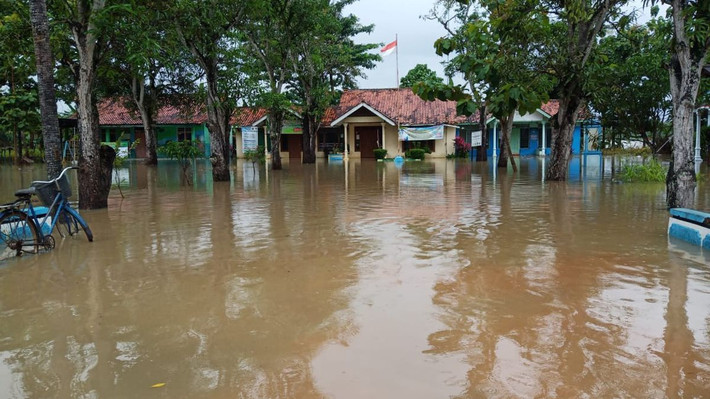 Đây cũng là khu vực hay xảy ra lũ lụt, và việc nước sông ở gần thành phố Pekalongan chuyển màu cũng không phải hiện tượng hiếm gặp. Vào trận lụt tháng trước, ngôi làng ở phía bắc thành phố này cũng bị ngập trong nước màu xanh lá cây. "Đôi khi cũng có những vũng nước màu tím trên đường", người dùng Twitter Area Julid cho biết. Ảnh: Cơ quan quản lý thiên tai khu vực Pekalongan.