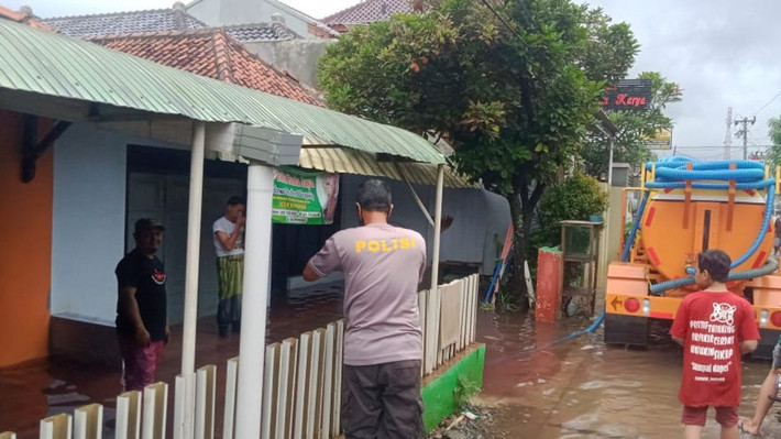 Dimas Arga Yudha, người đứng đầu tổ chức cứu trợ thảm họa ở Pekalongan, xác nhận những bức ảnh nói trên là có thật. "Nước lũ màu đỏ là do thuốc nhuộm vải batik, bị lũ cuốn theo. Màu đỏ sẽ nhạt dần khi nước lũ hòa vào nước mưa", ông nói. Ảnh: Cơ quan quản lý thiên tai khu vực Pekalongan.