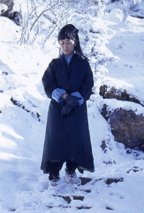 Aung San Suu Kyi trên sườn núi tuyết ở Bhutan vào năm 1971. Ảnh: The Guardian.