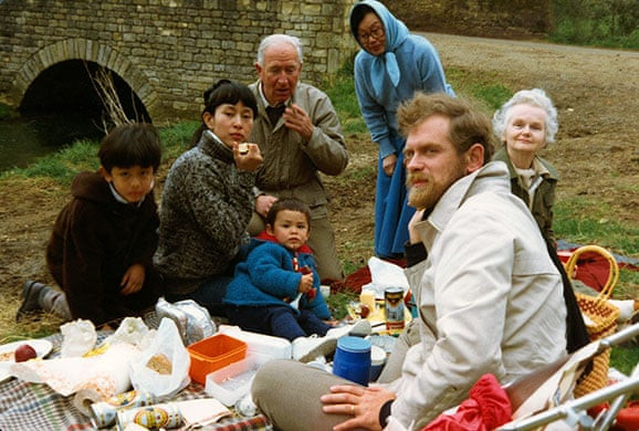 Cả gia đình bà Aung San Suu Kyi trong một chuyến đi picnic ở Grantown-on-Spey. Ảnh: The Guardian.