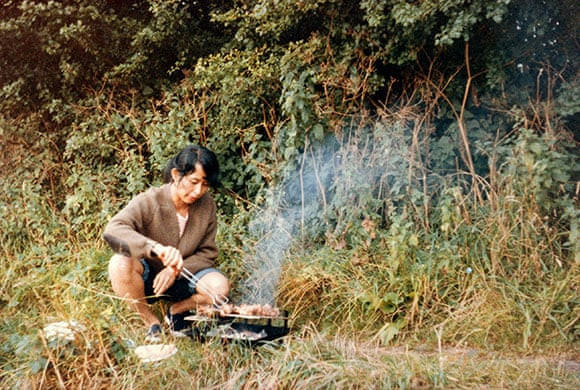 Bà Aung San Suu Kyi nướng thịt trong kỳ nghỉ của gia đình ở Norfolk Broads, Anh, đầu thập niên 1980. Ảnh: The Guardian.
