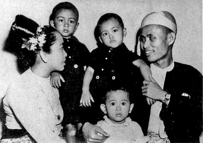 Bà Aung San Suu Kyi sinh ngày 19/6/1945 tại một ngôi làng nhỏ ở ngoại ô Rangoon (nay là Yangon), Myanmar. Bà là con gái của tướng Aung San - người bị ám sát không lâu trước khi Myanmar giành được độc lập vào năm 1948. Ảnh chụp bà Aung San Suu Kyi hồi nhỏ (áo trắng). Ảnh: Wikipedia.
