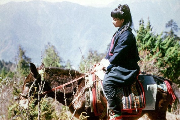 Bức ảnh này chụp bà Aung San Suu Kyi cưỡi một con la lên núi ở Bhutan. Ảnh chụp hồi năm 1971. Ảnh: The Guardian.