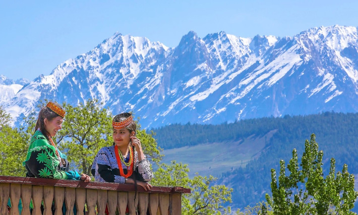 Người Kalash nói chung sống giản dị, yêu đời, yêu hòa bình và rất lạc quan. Ảnh: Tashin A Shah/WikiCommons.
