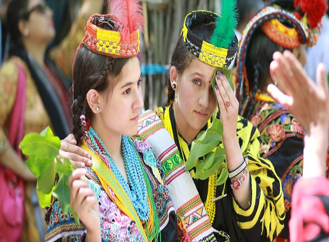 Người Kalash có ngoại hình rất khác biệt so với phần đông dân số tại Pakistan. Họ cũng được mệnh danh là tộc người đẹp nhất thế giới, đặc biệt là các cô gái Kalash, với nước da trắng, tóc sáng màu, đôi mắt có màu xanh hoặc nâu. Ảnh: UmairAshfaq/Shutterstock.