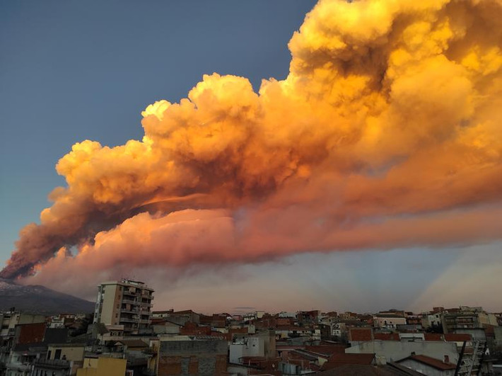 Núi lửa Etna phun trào khói bụi nhìn từ Paterno, Italy, ngày 16/2.