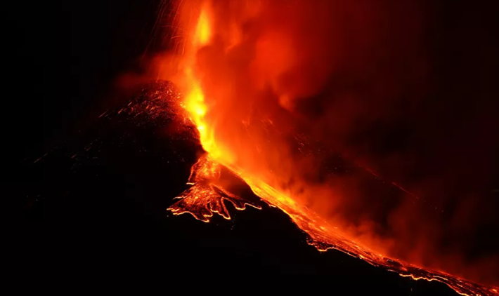 Những dòng dung nham nóng đỏ chảy xuống khi núi lửa Etna phun trào, nhìn từ Zafferana Etnea, ngày 21/2.
