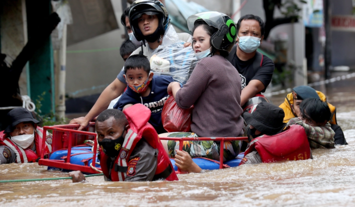 Trước đó, vào tháng 1/2020, thủ đô Jakarta đã phải hứng chịu một trong những trận lụt nghiêm trọng nhất trong lịch sử, sau khi mưa lớn kéo theo lở đất, làm ít nhất 67 người thiệt mạng.