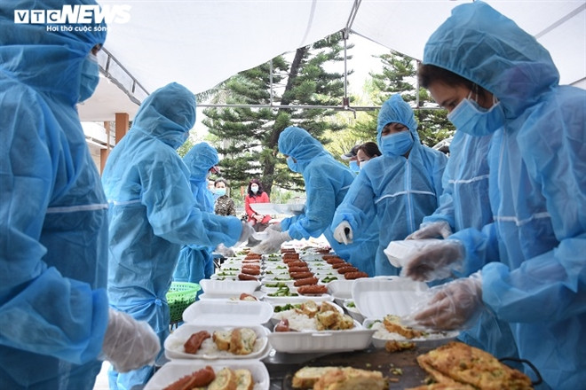 Bếp ăn dã chiến có từ 5-7 hội viên tham gia với 2 đầu bếp chính, có những hôm họ dậy từ 3h để nấu xôi.