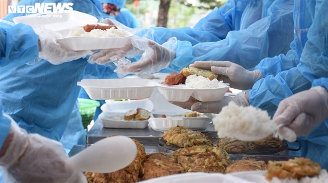 Phường Cộng Hòa có 548 người thuộc diện F1 phải cách ly tập trung trên địa phận TP Chí Linh, trong đó 313 người cách ly tại 2 điểm trường Mầm non và THCS Cộng Hòa. Trước Tết, 165 trường hợp cách ly tại trường Mầm non Cộng Hòa được bàn giao lại địa phương. “Tất cả chúng tôi đều mong dịch COVID-19 sớm được đẩy lùi, người dân sớm trở lại cuộc sống bình thường”, ông Sáng nói.