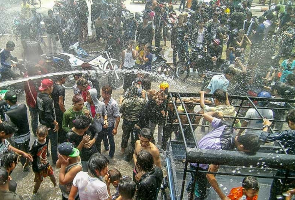 Thingyan là lễ hội té nước chào đón năm mới ở Myanmar.