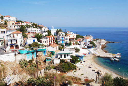 Hòn đảo Ikaria của Hy Lạp nổi tiếng là nơi có nhiều người sống trên 100 tuổi. Đi bộ nhiều, ăn nhiều rau, sinh hoạt điều độ, có nhiều thú vui gần gũi với thiên nhiên,... là một số bí quyết kéo dài tuổi thọ của người dân Ikaria. Ảnh: Oddity.