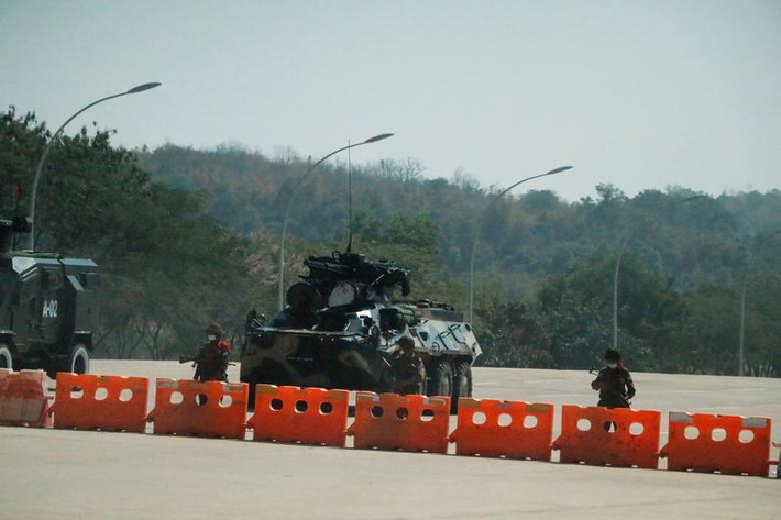 Các binh sĩ đứng gác tại một trạm kiểm soát quân sự ở Naypyitaw.
