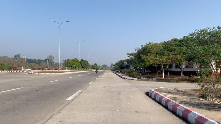 Con đường vắng bóng người qua lại ở Naypyitaw trong ngày đất nước Myanmar xảy ra chính biến.
