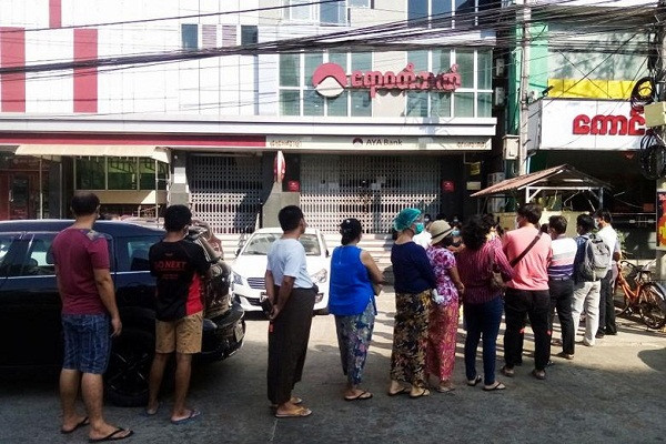 Nhiều người dân xếp hàng dài bên ngoài một chi nhánh ngân hàng ở Yangon hôm 1/2. Được biết, bất ổn đã khiến nhiều người dân ở Myanmar đổ xô đi rút tiền mặt, mua đồ tích trữ.