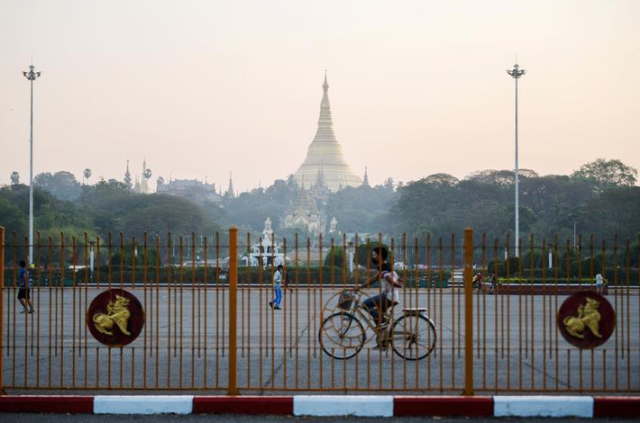 Một vài người đạp xe trên đường phố ở Yangon.