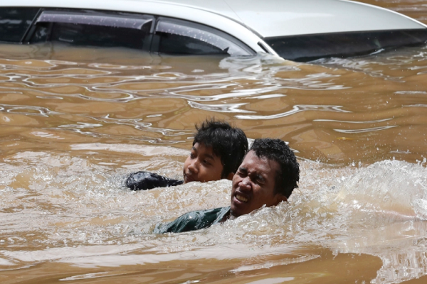 Theo Al Jazeera, lũ lụt nghiêm trọng ở Jakarta đã khiến hơn 1.000 người dân phải sơ tán cuối tuần qua. (Nguồn ảnh: AJ)