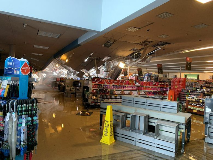 Một phần mái của siêu thị Safeway bị sập ở Troutdale, bang Oregon, ngày 15/2.