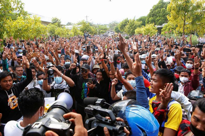 Đầu tháng 2/2021, chính biến đã xảy ra tại Myanmar khi quân đội bắt giữ hàng loạt nhân vật cấp cao trong chính phủ nước này, bao gồm Cố vấn nhà nước Aung San Suu Kyi và Tổng thống Myanmar Win Myint. Động thái này của quân đội đã châm ngòi những cuộc biểu tình lớn tại Myanmar. Ảnh: Một cuộc biểu tình phản đối đảo chính quân sự tại Myanmar. Ảnh: Reuters.