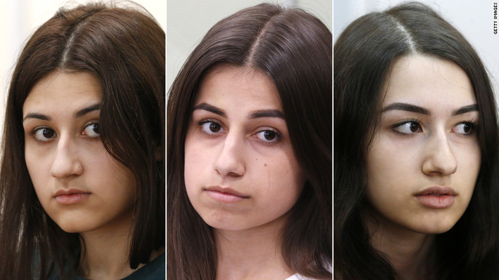 Krestina, Angelina và Maria Khachaturyan trong phiên xét xử ngày 26/6/2019 tại Moscow. Ảnh: CNN.