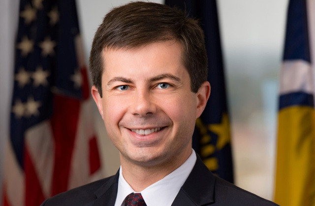 Ngày 2/2/2021, Thượng viện Mỹ đã phê chuẩn ông Pete Buttigieg làm Bộ trưởng Giao thông Mỹ. Ông trở thành người đồng tính công khai đầu tiên là bộ trưởng cấp nội các và cũng là một trong những Bộ trưởng Giao thông trẻ nhất trong lịch sử Mỹ. Ảnh: Reuters.