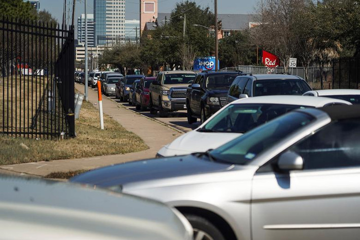 Những chiếc ô tô xếp hàng dài tại một địa điểm phân phát thực phẩm ở Houston ngày 19/2.