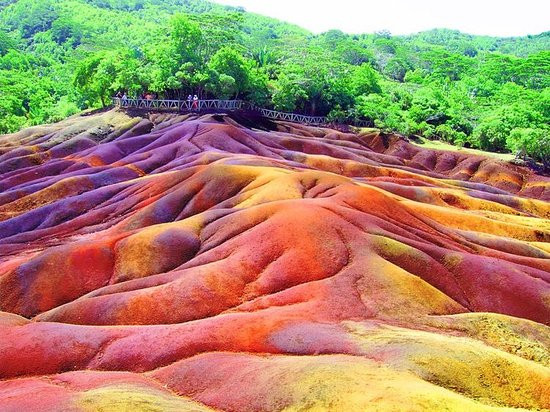 Đồng bằng Chamarel ở Mauritius nổi tiếng với một vùng đất nhỏ với những đụn cát 7 màu vô cùng đặc biệt. Ảnh: TA.