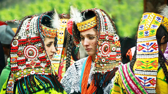 Những cô gái Kalash trong bộ trang phục truyền thống. Ảnh: Travelask.ru.